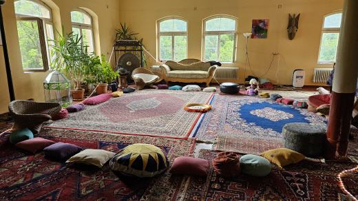 Das Bild zeigt den für den Anfangskreis vom  Kuschelabend vorbereiteten blauen Salon im Sudhaus.